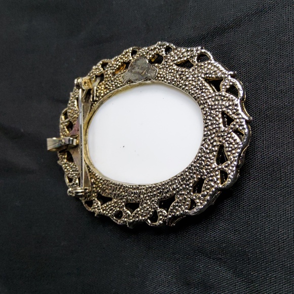 Vintage Porcelain courting couple brooch/pendant. - Picture 3 of 5